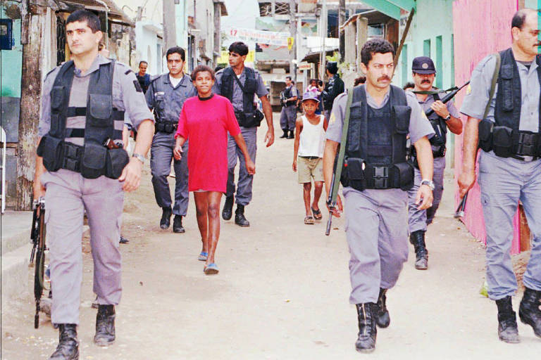 Três anos após a chacina em Vigário Geral, policiais patrulham a favela na data de realização de evento organizado pela Casa da Paz para relembrar a tragédia