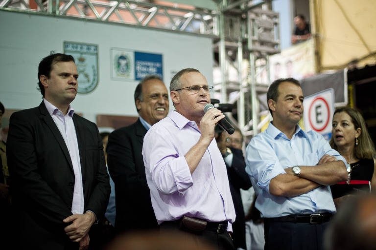 Uma das marcas da gestão de Sérgio Cabral foi a criação das UPPs (Unidades de Polícia Pacificadora); na foto, participa de inauguração de unidade na Rocinha ao lado do então secretário de Segurança, José Mariano Beltrame.