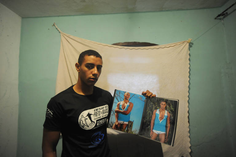 O caso de maior repercussão contra o projeto foi o do pedreiro Amarildo Dias de Souza, desaparecido em julho de 2013, após ser detido por policiais da UPP da Rocinha. Na foto, o filho mostra fotos do pai em sua casa na favela. Em 2016, 12 policiais foram condenados pela morte em primeiro grau; em segundo grau, oito condenações foram mantidas