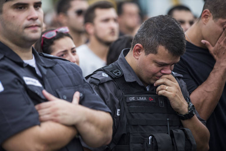 Enterros de policiais também são rotina no estado. Em 2018, colegas sepultam o tenente Guilherme Lopes da Cruz, 26, subcomandante da UPP Vila Kennedy, morto com diversos tiros no rosto