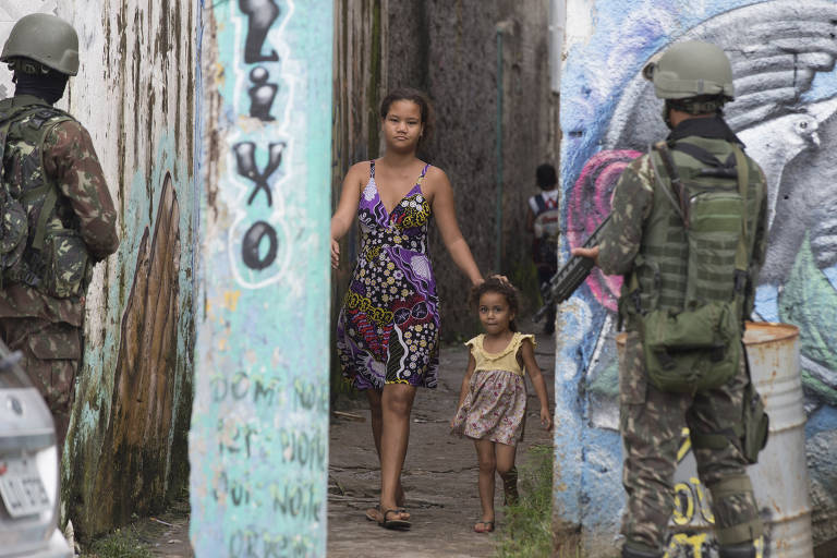 Soldados do Exército durante operação na Vila Aliança, na zona oeste do Rio de Janeiro, durante a intervenção federal na segurança pública