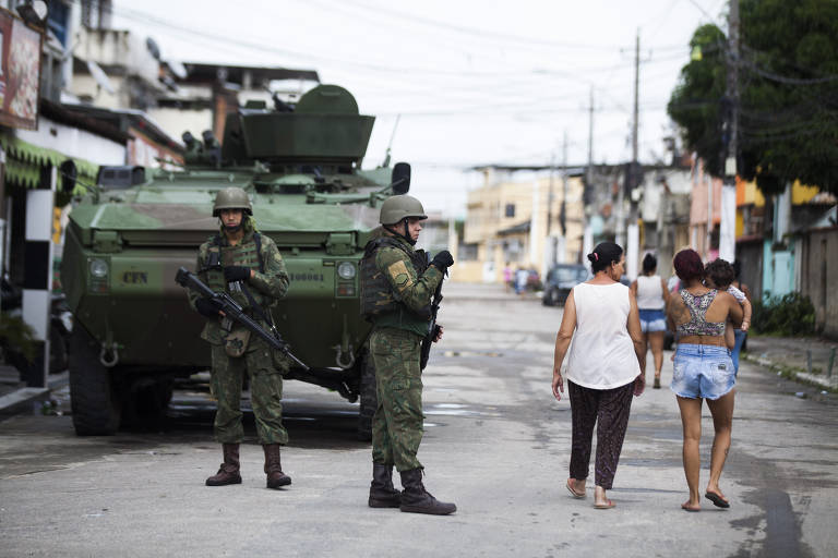 Em fevereiro de 2018, diante da escalada da violência, o presidente Michel Temer decreta intervenção federal na segurança pública do estado. Na foto, o Exército faz operação na Vila Kennedy, na zona oeste do Rio