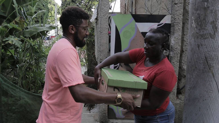 Associações de moradores e coletivos arrecadam e distribuem alimentos e produtos de higiene no morro da Babilônia durante a pandemia; algumas ações como essa foram interrompidas por operações policiais e tiroteios