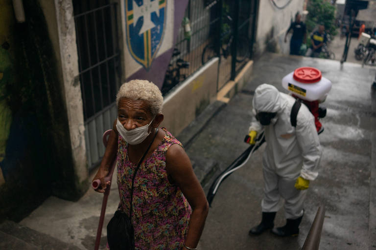 Em 2020, operações em favelas continuam frequentes mesmo com a pandemia do novo coronavírus, o que faz o STF restringir as incursões a situações excepcionais. Na foto, moradores do morro Santa Marta, em Botafogo, higienizam áreas da comunidade por conta própria