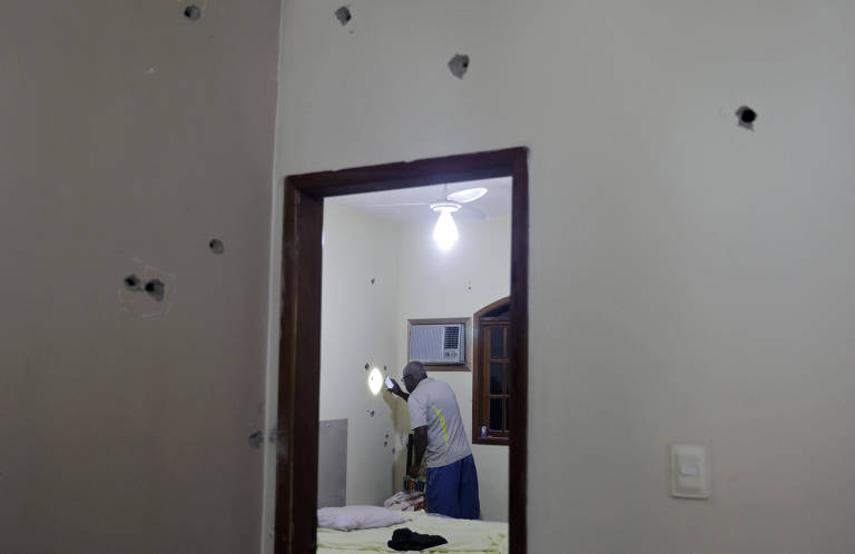 Em maio de 2020, o menino João Pedro, 14, é morto dentro de casa durante uma operação policial na favela do Salgueiro, em São Gonçalo, na região metropolitana do Rio. As paredes ficaram com diversas marcas de tiros. A morte ocorreu pouco antes da decisão do STF