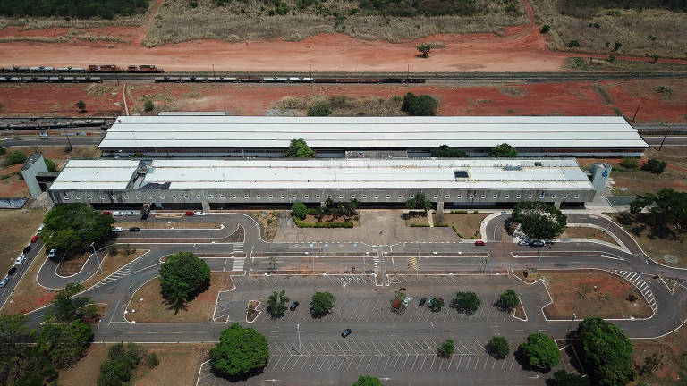 Rodoferroviária de Brasília, um dos edifícios icônicos que está incluído na lista de imóveis que a União pretende vender. O local ficou desocupado após a construção da nova rodoviária interestadual e hoje abriga órgãos da administração do governo do Distrito Federal. Desde 1991, quando foi desativada a linha de passageiros Brasília-Goiânia, a malha ferroviária do Distrito Federal recebe apenas transporte de cargas, que usam a antiga plataforma da rodoferroviária como apoio logístico