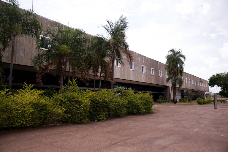 Rodoferroviária de Brasília, um dos edifícios icônicos que está incluído na lista de imóveis que a União pretende vender. O local ficou desocupado após a construção da nova rodoviária interestadual e hoje abriga órgãos da administração do governo do Distrito Federal. Desde 1991, quando foi desativada a linha de passageiros Brasília-Goiânia, a malha ferroviária do Distrito Federal recebe apenas transporte de cargas, que usam a antiga plataforma da rodoferroviária como apoio logístico