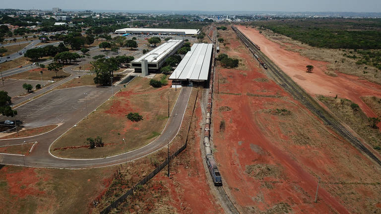 Rodoferroviária de Brasília, um dos edifícios icônicos que está incluído na lista de imóveis que a União pretende vender. O local ficou desocupado após a construção da nova rodoviária interestadual e hoje abriga órgãos da administração do governo do Distrito Federal. Desde 1991, quando foi desativada a linha de passageiros Brasília-Goiânia, a malha ferroviária do Distrito Federal recebe apenas transporte de cargas, que usam a antiga plataforma da rodoferroviária como apoio logístico