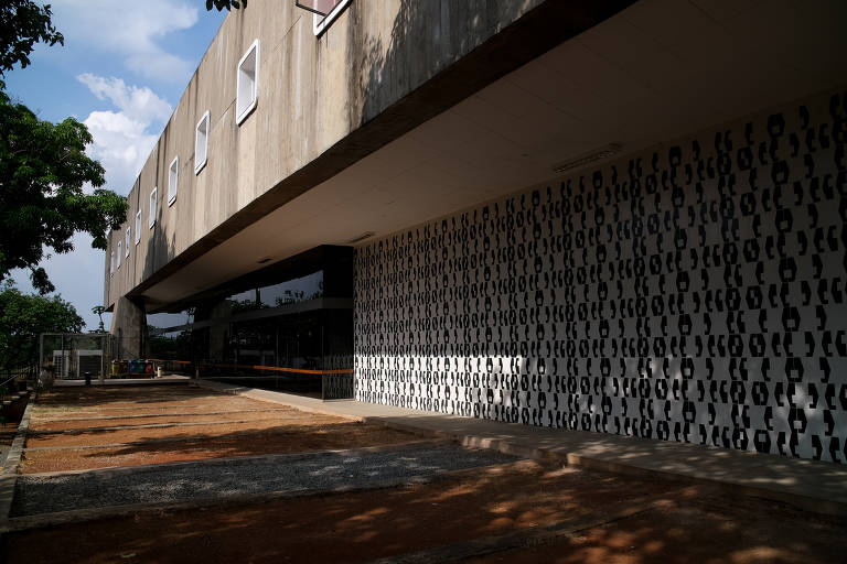 Rodoferroviária de Brasília, um dos edifícios icônicos que está incluído na lista de imóveis que a União pretende vender. O local ficou desocupado após a construção da nova rodoviária interestadual e hoje abriga órgãos da administração do governo do Distrito Federal. Desde 1991, quando foi desativada a linha de passageiros Brasília-Goiânia, a malha ferroviária do Distrito Federal recebe apenas transporte de cargas, que usam a antiga plataforma da rodoferroviária como apoio logístico