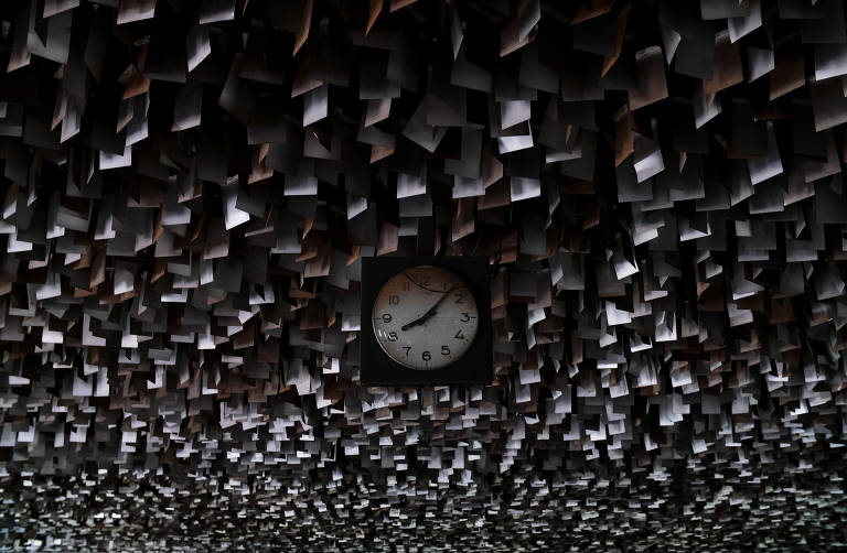 Rodoferroviária de Brasília, um dos edifícios icônicos que está incluído na lista de imóveis que a União pretende vender. O local ficou desocupado após a construção da nova rodoviária interestadual e hoje abriga órgãos da administração do governo do Distrito Federal. Desde 1991, quando foi desativada a linha de passageiros Brasília-Goiânia, a malha ferroviária do Distrito Federal recebe apenas transporte de cargas, que usam a antiga plataforma da rodoferroviária como apoio logístico