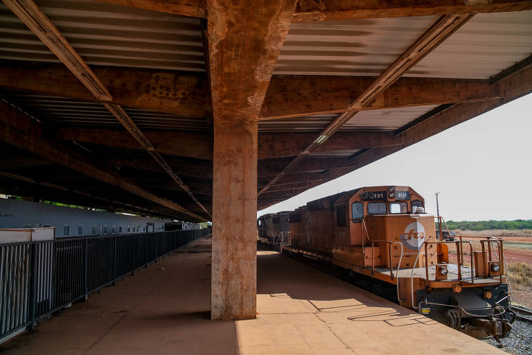 Rodoferroviária de Brasília, um dos edifícios icônicos que está incluído na lista de imóveis que a União pretende vender. O local ficou desocupado após a construção da nova rodoviária interestadual e hoje abriga órgãos da administração do governo do Distrito Federal. Desde 1991, quando foi desativada a linha de passageiros Brasília-Goiânia, a malha ferroviária do Distrito Federal recebe apenas transporte de cargas, que usam a antiga plataforma da rodoferroviária como apoio logístico