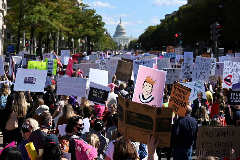Manifestação tem cartazes relembrando a juíza Ruth Bader Ginsburg em Washington
