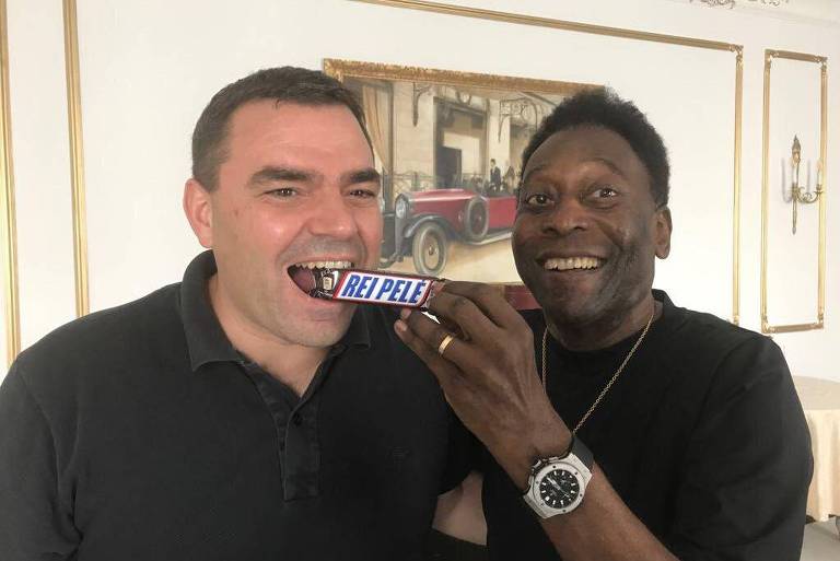 Pelé e seu empresário, o americano Joe Fraga, brincam com um chocolate que leva o nome do Atleta do Século