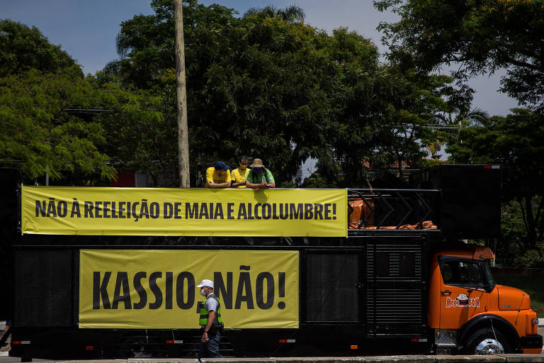 Grupo Vem Pra Rua faz manifestação contra o que chama de acordão pela impunidade, com mensagens contrárias à  indicação de Kassio Nunes ao STF