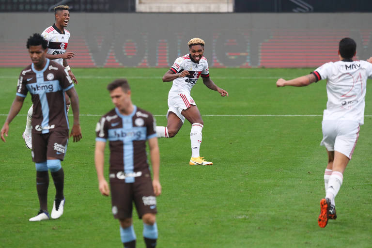 Vitinho comemora um dos gols do Flamengo na goleada de 5 a 1 sobre o Corinthians, em Itaquera
