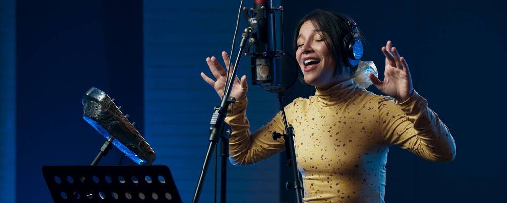 A cantora Priscilla Alcântara na gravação da música da série da Netflix