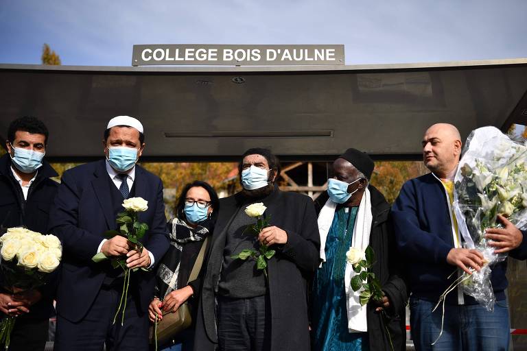 França abre 80 processos de investigação de militantes islâmicos após decapitação de professor