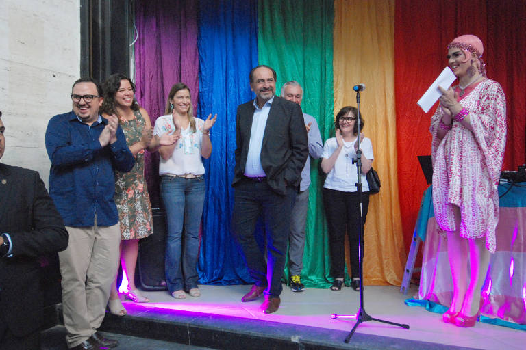 Posição a favor de pautas voltadas à população LGBT, renderam elogios e críticas a Kalil. Na imagem, ele participa da entrega da sede própria do Centro de Referência LGBT