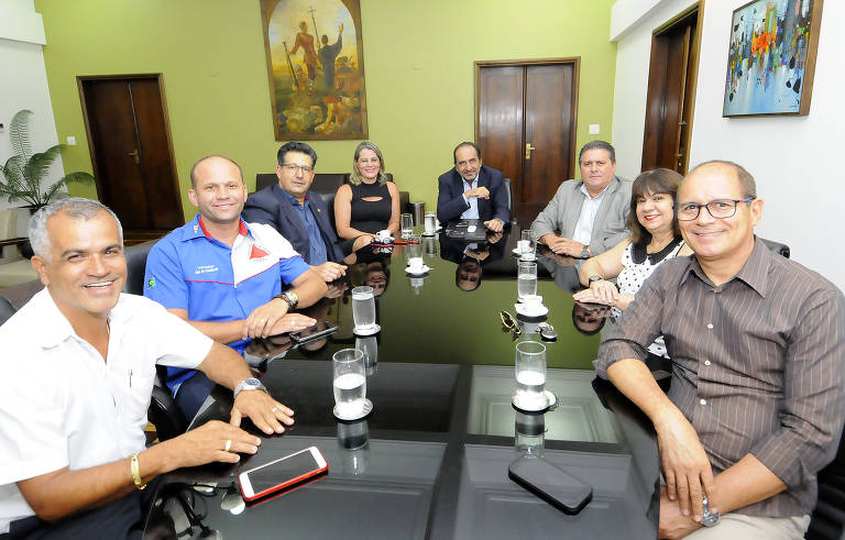 Kalil construiu base política e enfrentou oposição pontual durante o mandato. Na foto, com os membros da mesa diretora do Legislativo: Nely Aquino, Preto, Jair de Gregório, Catatau, Marilda Portela, Bim da Ambulância, e Fernando Luiz