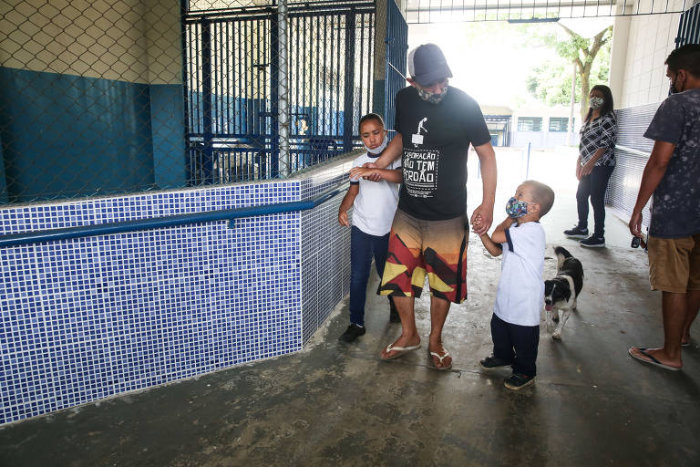 Chegada de alunos à Emef Brigadeiro Correa de Melo, em Itaquera, zona leste de SP