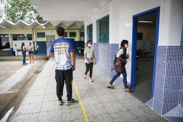 Chegada de alunos na Emef Brigadeiro Correa de Melo, em Itaquera, zona leste de SP