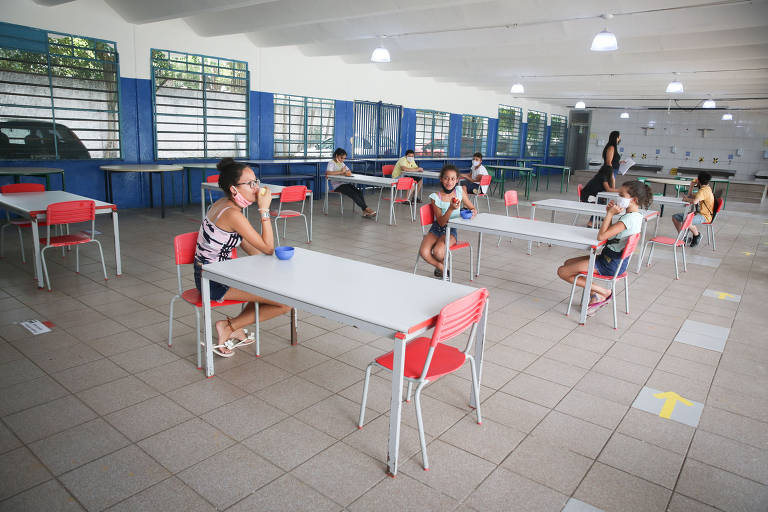Alunos dividem mesa na Emef Brigadeiro Correa de Melo, em Itaquera, zona leste de SP