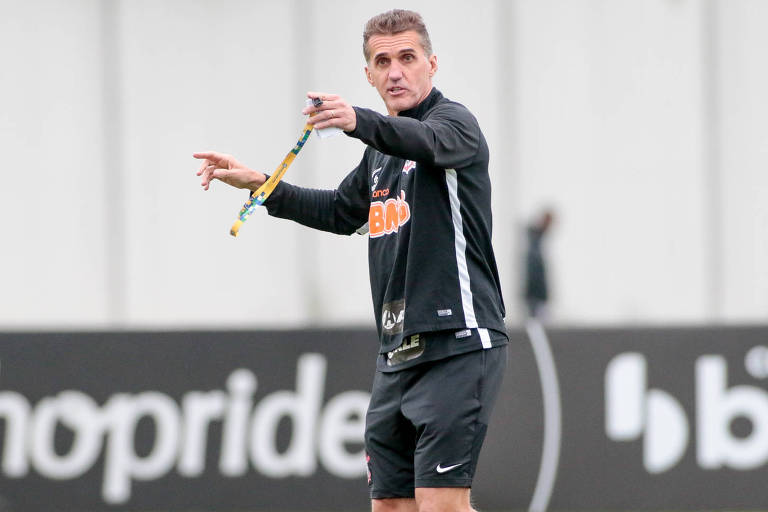 O técnico Vagner Mancini comanda o treino do Corinthians no CT Joaquim Grava