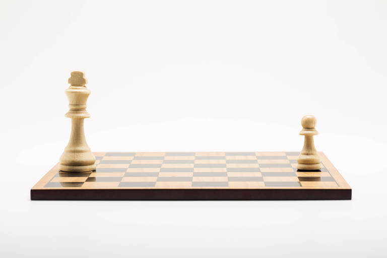Tabuleiro e peças do jogo de xadrez com duas peças, o rei e um peão