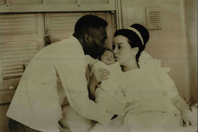 Pelé no hospital durante o nascimento de Kelly Cristina, sua filha com Rosemary