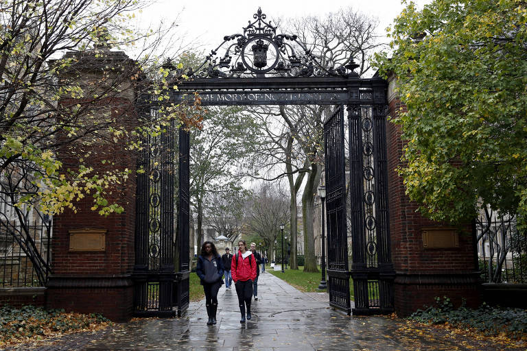 Estudantes caminham no campus da Universidade Yale, em New Haven, no estado de Connecticut