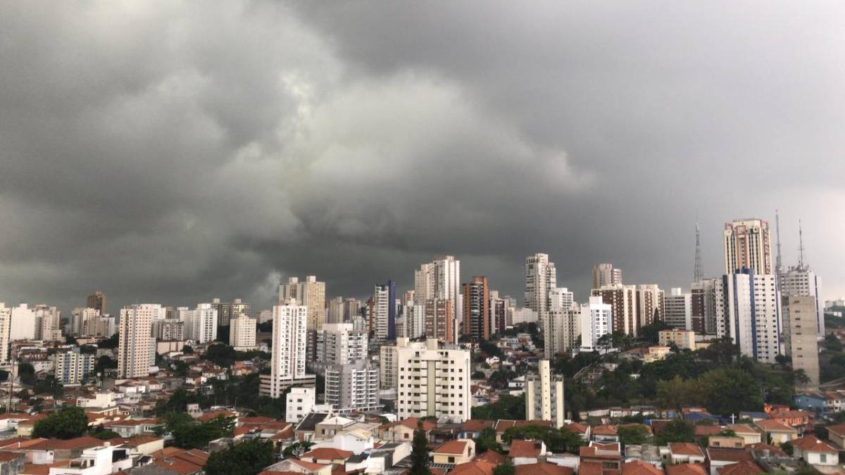 Avenida de Guarulhos é usada para a disputa de rachas - 17/02/2021 - São  Paulo - Agora