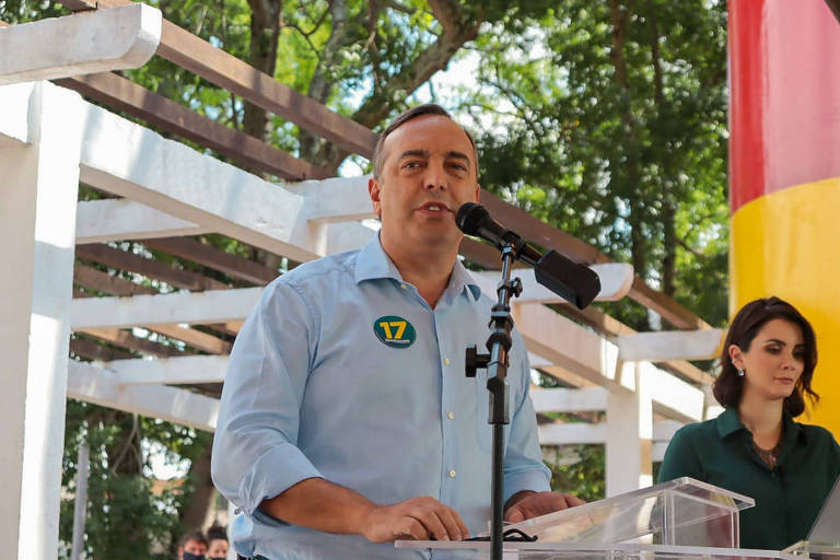 Candidato a prefeito João Arruda aparece discursando em púlpito em praça pública