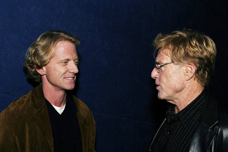 James Redford (à esq.) com o pai, Robert Redford, durante evento em Los Angeles