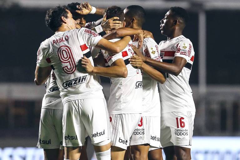 Jogadores do São Paulo comemoram o gol de Vitor Bueno, o primeiro da goleada por 5 a 1 sobre o Binacional, do Peru, pela Libertadores