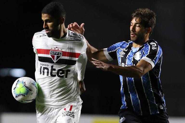 Tréllez tenta se livrar da marcação de Lucas Silva no duelo entre São Paulo e Grêmio, que teve muitas decisões contraversas do VAR