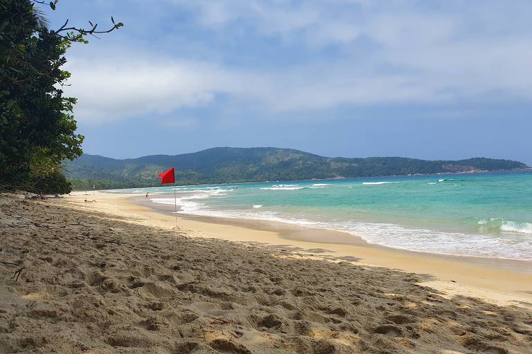 Trilhas levam turistas a praias sem aglomeração da Ilha Grande
