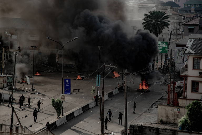Protestos contra violência policial deixam dezenas de mortos e fecham escolas na Nigéria