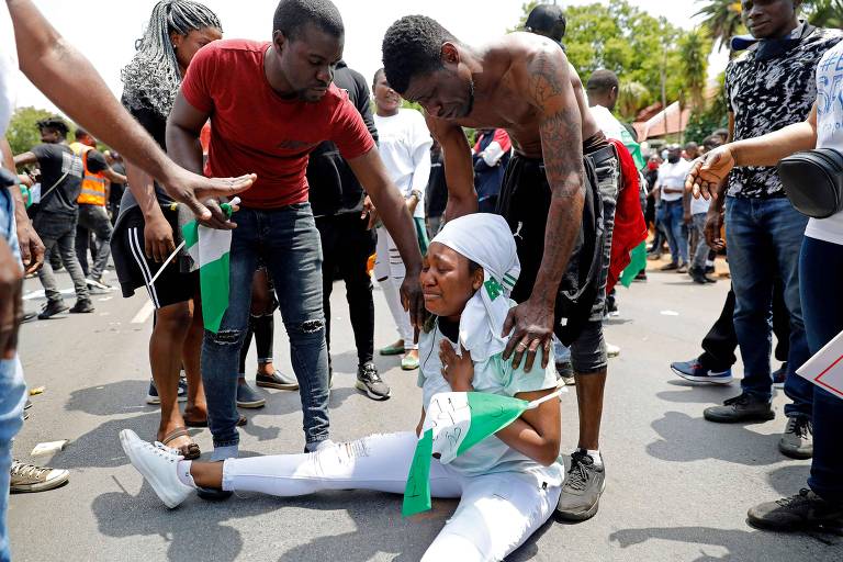 Mulher chora em protesto na frente da embaixada nigeriana em Pretoria, na África do Sul
