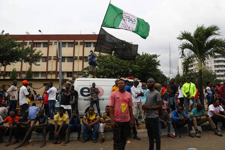 Manifestantes em Lagos na última terça-feira (20), mesmo após a ordem de toque de recolher na cidade