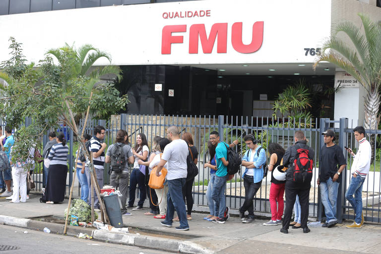  Estudantes das Faculdades Metropolitanas Unidas (FMU), em São Paulo (SP), enfrentam fila
