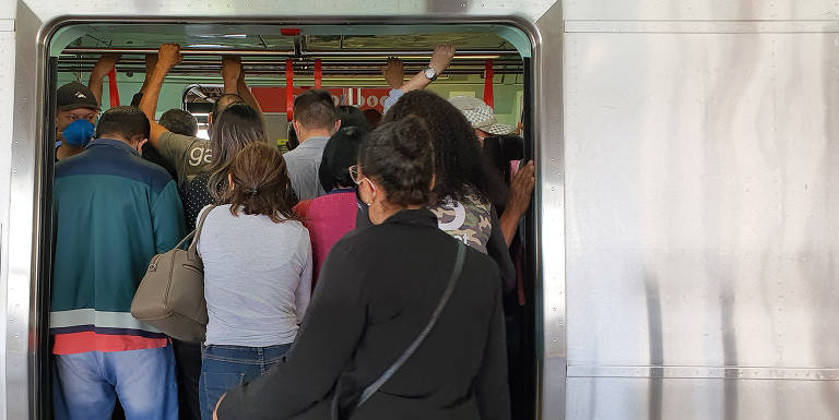 Passageiros temem Covid-19 com aumento no número de pessoas nos trens em SP