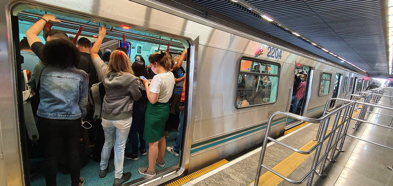 Dormentes e vagões inteiros de trem: como funciona um leilão da CPTM em SP  - 19/10/2021 - UOL TAB