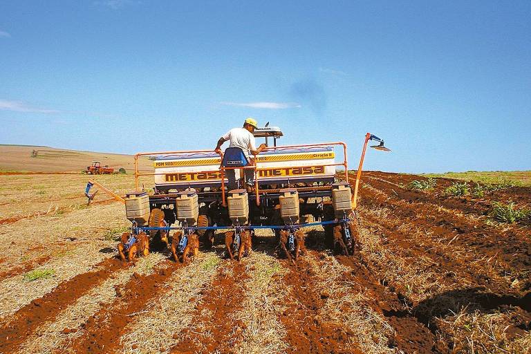 Máquina agrícola durante plantio de soja no Paraná