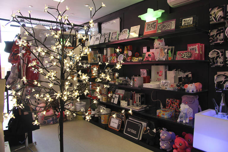 interior de loja com objetos de decoração e árvore de led