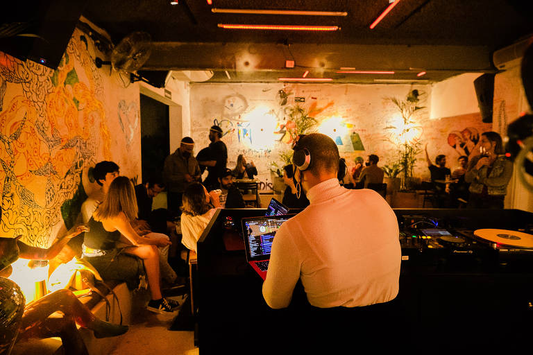 Em São Paulo, DJs criam clima comportado para gente sentada