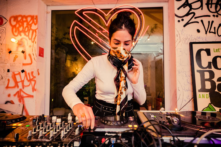 Em São Paulo, DJs criam clima comportado para gente sentada
