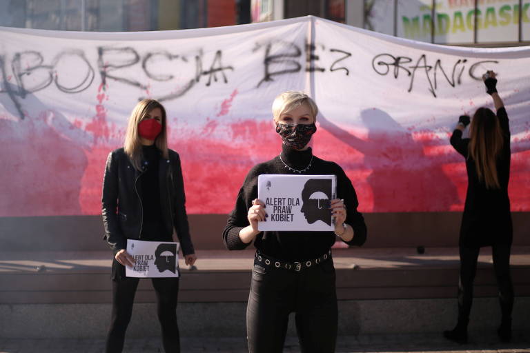 Mulheres em Estetino protestam contra decisão de tribunal que impôs mais restrições ao aborto na Polônia 