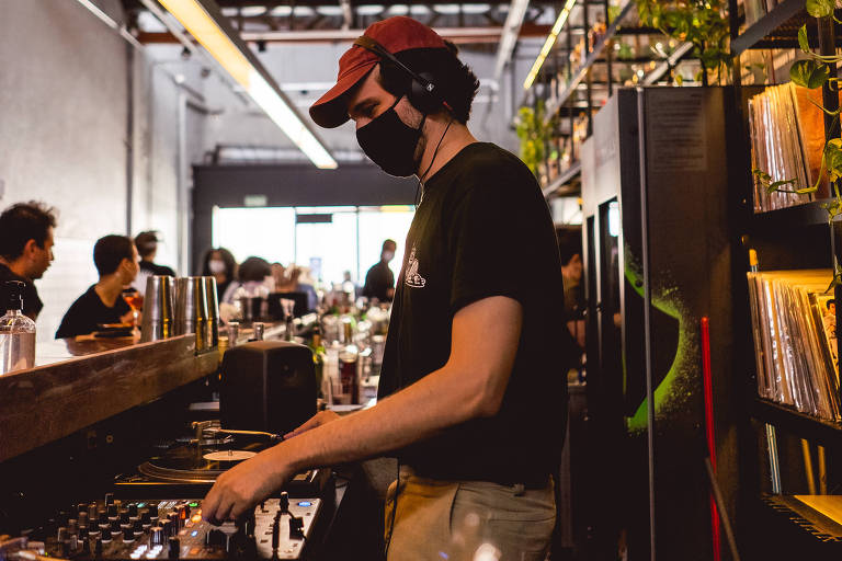 O DJ Millos Kaiser toca no bar Caracol, em São Paulo