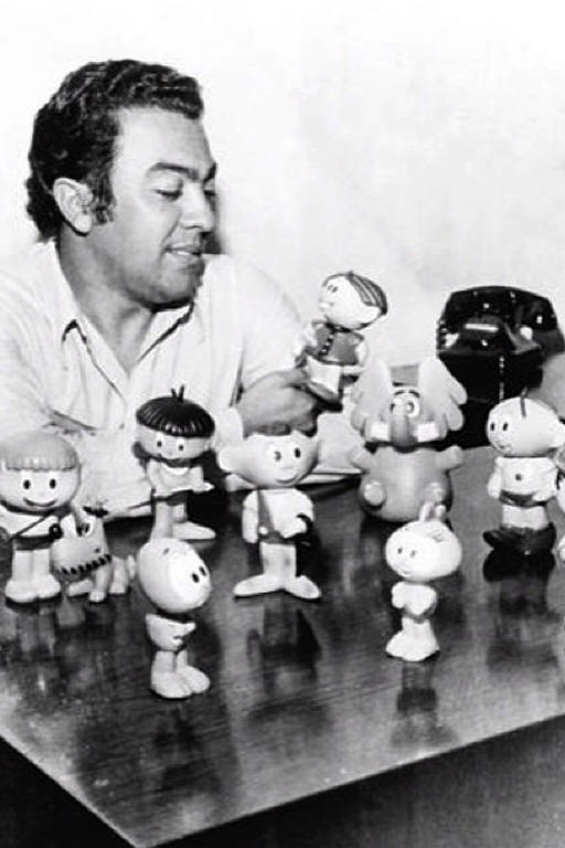 Mauricio de Sousa em 1970 com os primeiros bonecos de vinil da turma