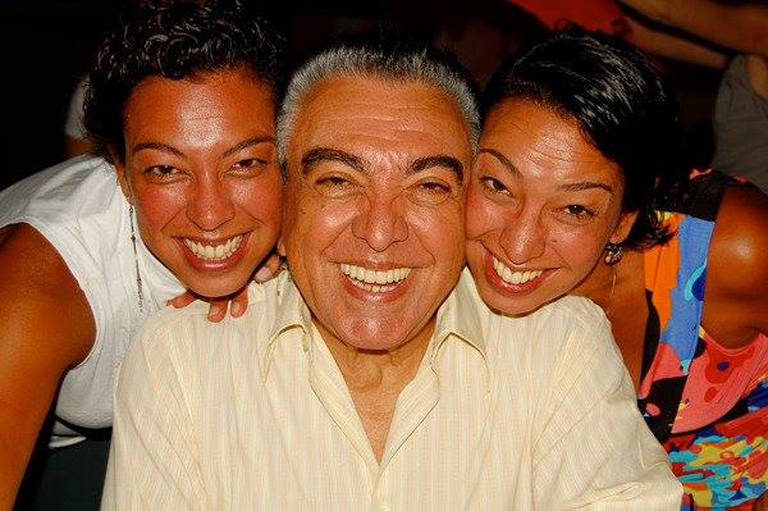 O cartunista Mauricio de Sousa com suas filhas gêmeas Vanda e Valéria